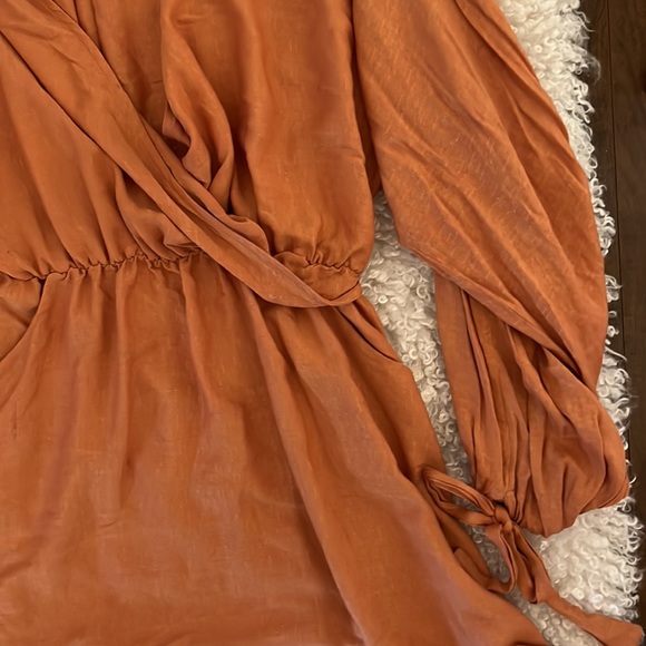 Flowy rust linen mini dress with bow details - Picture 4 of 4
